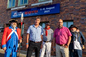 Hanse Sail Rostock 2021: Der Countdown läuft! Hanse-Sail-Chef Holger Bellgardt (2.v.l.), Tourismusdirektor Matthias Fromm (2.v.r.) mit Stadtsoldaten, Kanonier und Klabautermann