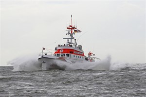 Seenotretter retten gekenterten Kajakfahrer vor Warnemünde (Archivfoto: Die Seenotretter – DGzRS / Sven Claussen)