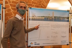 Tragwerksplaner Uwe Burkhardt zeigt den Entwurf für die Warnowbrücke über den Stadthafen Rostock