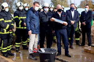 Grundsteinlegung für die neue Feuer- und Rettungswache 3 in Rostock-Dierkow: Projektleiter KOE Uwe Hintze (v.l.), Johann Edelmann (Leiter vom Brandschutz- und Rettungsamt) und Dr. Chris Müller-von Wrycz Rekowski, Senator für Finanzen, Digitalisierung und Ordnung (Foto: KOE)