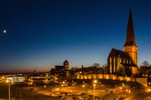 Große Konjunktion über Rostock: Links die Mondsichel, rechts oberhalb der Nikolaikirche sind sich Jupiter und Saturn bereits ganz nah Große Konjunktion über Rostock: Links die Mondsichel, rechts oberhalb der Nikolaikirche sind sich Jupiter und Saturn bereits ganz nah