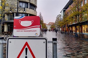 Maskenpflicht in der Innenstadt von Rostock - inzwischen hängen auch die Hinweisschilder. Maskenpflicht in der Innenstadt von Rostock - inzwischen hängen auch die Hinweisschilder.