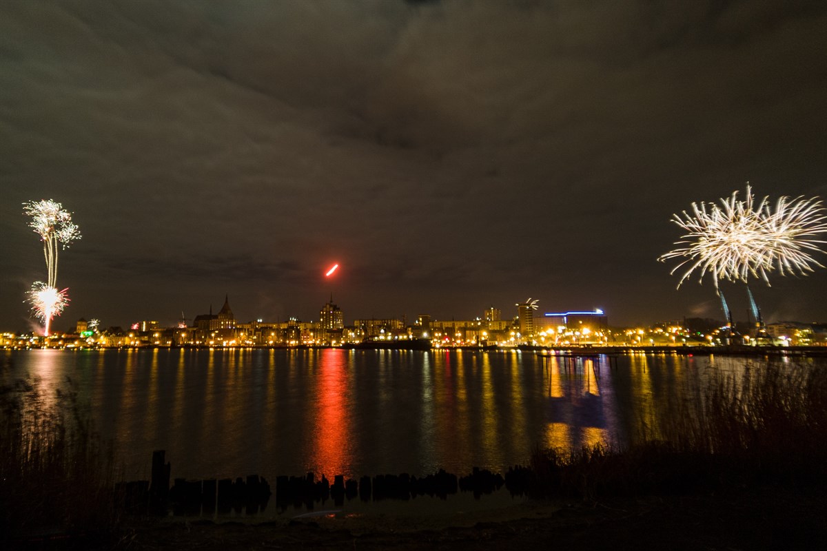 Silvester-feuerwerk am rostocker hafen 2010/2011 Silvesternacht in Corona-Zeiten | Rostock-Heute