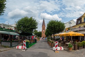 Zusätzliche Außengastronomie in der Mühlenstraße Warnemünde (Foto: Archiv)