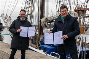 Vereinbarung für Archäologisches Landesmuseum in Rostock unterzeichnet - Oberbürgermeister Claus Ruhe Madsen (links) und Finanzminister Reinhard Meyer