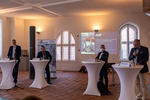 Hanse Sail Rostock Handlungskonzept 2021 vorgestellt - Karsten Heinsohn (Stellvertretender Geschäftsführer der dwif-Consulting GmbH Berlin, v.l.), Lothar Welte (Vorsitzender des Schaustellerverbandes Mecklenburg-Vorpommern e.V.), Dr. Frank Elsner (Vorsitzender des Hanse Sail Vereins e.V.) und Matthias Fromm (Tourismusdirektor Rostock & Warnemünde) Hanse Sail Rostock Handlungskonzept 2021 vorgestellt - Karsten Heinsohn (Stellvertretender Geschäftsführer der dwif-Consulting GmbH Berlin, v.l.), Lothar Welte (Vorsitzender des Schaustellerverbandes Mecklenburg-Vorpommern e.V.), Dr. Frank Elsner (Vorsitzender des Hanse Sail Vereins e.V.) und Matthias Fromm (Tourismusdirektor Rostock & Warnemünde)