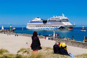 Das Kreuzfahrtschiff AIDAsol beim Anlauf in Warnemünde am 8. Mai 2021 Das Kreuzfahrtschiff AIDAsol beim Anlauf in Warnemünde am 8. Mai 2021