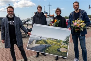 Siegerentwurf des Gestaltungswettbewerbs für den Rostocker Stadthafen - Oberbürgermeister Claus Ruhe Madsen (v.l.), Steffan Robel, Jan Grimmek und Volker Mau Siegerentwurf des Gestaltungswettbewerbs für den Rostocker Stadthafen - Oberbürgermeister Claus Ruhe Madsen (v.l.), Steffan Robel, Jan Grimmek und Volker Mau