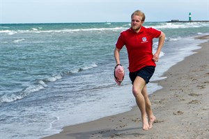 Rettungsschwimmer Eike Reck hat in der Saison 2020 insgesamt an 112 Tagen den Badestrand in Warnemünde abgesichert und ist auch dieses Jahr wieder mit dabei. (Foto: DRK/Kasch) Rettungsschwimmer Eike Reck hat in der Saison 2020 insgesamt an 112 Tagen den Badestrand in Warnemünde abgesichert und ist auch dieses Jahr wieder mit dabei. (Foto: DRK/Kasch)