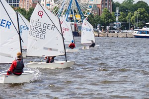 Nordwasser Pokal 2021 im Stadthafen Rostock - Start mit dem ersten Optimist (Foto: Jan Giese)