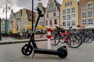 Mehr Elektro-Tretroller in Rostock - E-Scooter auf dem Neuen Markt (Foto: Archiv)