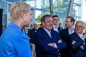 Ministerpräsidentin Manuela Schwesig mit Altbundeskanzler Gerhard Schröder bei der Gründung der Wasserstoff-Hanse