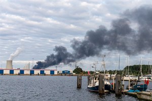 Starke Rauchentwicklung beim Brand im Überseehafen Rostock