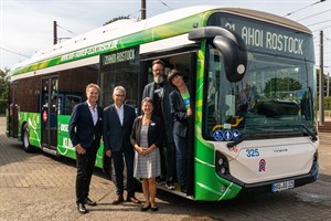 Erste Elektrobusse der RSAG in Rostock eingeweiht: Bau- und Umweltsenator Holger Matthäus, RSAG-Vorstand Jan Bleis, RSAG-Aufsichtsratsvorsitzende Sabine Krüger, Oberbürgermeister Claus Ruhe Madsen und RSAG-Vorstand Yvette Hartmann (v.l.n.r.) Erste Elektrobusse der RSAG in Rostock eingeweiht: Bau- und Umweltsenator Holger Matthäus, RSAG-Vorstand Jan Bleis, RSAG-Aufsichtsratsvorsitzende Sabine Krüger, Oberbürgermeister Claus Ruhe Madsen und RSAG-Vorstand Yvette Hartmann (v.l.n.r.)