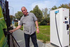 Aufgeladen werden die neuen Elektrobusse der RSAG über Nacht auf dem Betriebshof in Schmarl