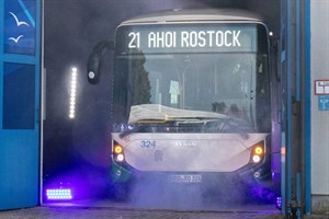 Nebel und Lichtshow - großer Auftritt für den ersten Elektrobus der RSAG in Rostock Nebel und Lichtshow - großer Auftritt für den ersten Elektrobus der RSAG in Rostock
