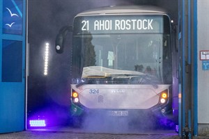 Nebel und Lichtshow - großer Auftritt für den ersten Elektrobus der RSAG in Rostock