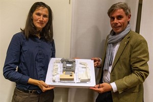 Carmen-Alina Botezatu, Leiterin der Staatlichen Bau- und Liegenschaftsverwaltung Rostock und HMT-Kanzler Frank Ivemeyer präsentieren das Modell des Erweiterungsbaus für die Hochschule für Musik und Theater Rostock