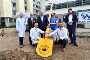 Mit Riesenspaten und Riesenschritten in die Zukunft – der Ärztliche Direktor Prof. Dr. Jan P. Roesner (v.li.), Verwaltungsdirektor Steffen Vollrath, Chefarzt Dr. Rolf Kaiser, Gesundheitsminister Harry Glawe, Dr. Lisa Herrmann, Senator Dr. Chris Müller-von Wrycz Rekowski, Oberbürgermeister Claus Ruhe Madsen und Landtagsabgeordneter Julian Barlen (MdL) (Foto: Joachim Kloock)