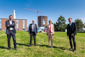 Stadtwerke Rostock feiern Richtfest des neuen Wärmespeichers - Vorstandsvorsitzender Oliver Brünnich (v.l.), Minister für Energie, Infrastruktur und Digitalisierung des Landes Mecklenburg-Vorpommern Christian Pegel, Stadtwerke Rostock Vorstand Ute Römer, Senator für Infrastruktur, Umwelt und Bau Holger Matthäus