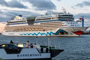 Die AIDAdiva heute Morgen beim Einlaufen im Kreuzfahrthafen Rostock-Warnemünde