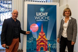 Freuen sich auf die 20. Rostocker Lichtwoche 2021: Chris Müller-von Wrycz Rekowski, Senator für Finanzen, Digitalisierung und Ordnung und Ute Römer, Vorstand Stadtwerke Rostock