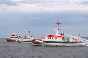 Tschüss, VORMANN JANTZEN (M.): Der Seenotrettungskreuzer ARKONA (r.) und das Rostocker Feuerlöschboot verabschieden die DGzRS-Einheit nach 31 Einsatzjahren. (Foto: Dirk Wiggers)