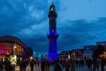 Leuchtturm Warnemünde zum Weltschifffahrtstag in blau