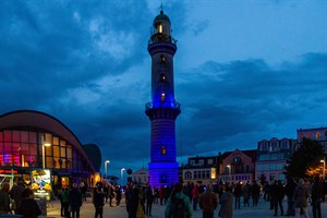 Zum Weltschifffahrtstag wurde der Leuchtturm in Warnemünde heute Abend blau angestrahlt