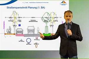 Breitere Gehwege und breitere Fahrbahn - Bäume und parkende Autos müssen sich dafür den Platz teilen (Screenshot)