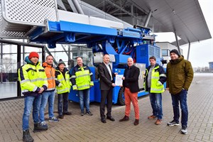 Übergabe des Pachtvertrages für die Warnemünder Landstromanlage an Rostock Port-Chef Dr. Gernot Tesch von Senator Dr. Chris von Wrycz Rekowski im Beisein von Mitarbeitern des Hafen- und Seemannsamtes sowie der Rostock Port GmbH (Foto: Joachim Kloock)