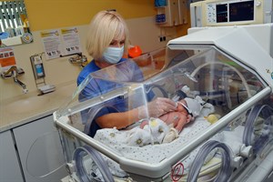 Cornelia Nicolai versorgt ein Frühchen. Seit elf Jahren gehört die Kinderkrankenschwester zum Team der Klinik für Neonatologie. (Foto: Joachim Kloock)