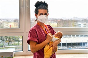 Schwester Monika Petruschka mit Justus - der dritte junge Mann in der Neujahrsnacht 2022, der nicht länger warten wollte. (Foto: Joachim Kloock)