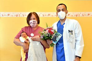 1.000. Geburt am Rostocker Südstadtklinikum am Pfingstsonntag: Wunschbaby Nauzat absolvierte den ersten Fototermin sehr entspannt mit Schwester Beate und dem Frauenarzt Saadaldin Baresh, der auch gleich als Dolmetscher fungierte. (Foto: Joachim Kloock) 1.000. Geburt am Rostocker Südstadtklinikum am Pfingstsonntag: Wunschbaby Nauzat absolvierte den ersten Fototermin sehr entspannt mit Schwester Beate und dem Frauenarzt Saadaldin Baresh, der auch gleich als Dolmetscher fungierte. (Foto: Joachim Kloock)