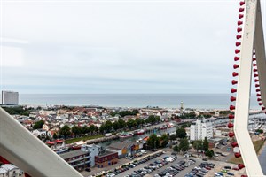 Das XXL-Riesenrad auf der Mittelmole bietet aus fast 60 Metern Höhe einen tollen Blick über Warnemünde