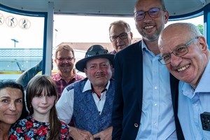 Katrin Geisler (v.l.) mit Enkelin Tiana, Landtagsabgeordneter Rainer Albrecht (SPD), Alfred Geisler, Oscar Bruch, Tourismusdirektor Matthias Fromm und Ex-OB Roland Methling waren die ersten Riesenrad-Gäste im „Sky Lounge Wheel“ Katrin Geisler (v.l.) mit Enkelin Tiana, Landtagsabgeordneter Rainer Albrecht (SPD), Alfred Geisler, Oscar Bruch, Tourismusdirektor Matthias Fromm und Ex-OB Roland Methling waren die ersten Riesenrad-Gäste im „Sky Lounge Wheel“