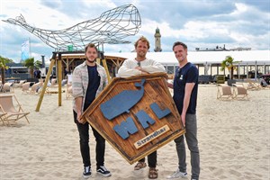 Das Team rund um die Wal-Strandbar - Sascha Post (v.l.), Jakob Große-Ophoff und Christoph Krause - plant noch einige Überraschungen an der SportBeachArena (Foto: Joachim Kloock)