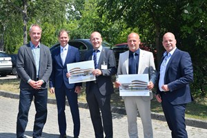 Stellten heute in Rostock die Baupläne für das neue Ärztehaus vor: Architekt Tilo Ries (v. li.), Investor Andreas Markschies, Verwaltungsdirektor Steffen Vollrath, Investor Gunar Liebau und Senator Dr. Chris von Wrycz Rekowski am künftigen Standort des Neubaus. (Foto: Joachim Kloock)