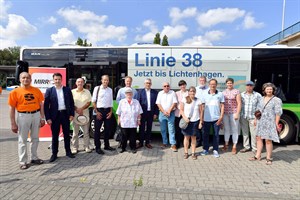 Gemeinsame Eröffnungsfahrt mit Vertretern aus Politik, Verwaltung, Ortsämtern, Ortsbeiräten und der RSAG vom S-Bahnhof Lütten Klein zur Mecklenburger Allee (Foto: Joachim Kloock)