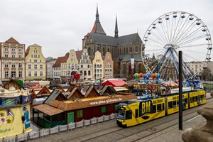 Montag startet der Rostocker Weihnachtsmarkt 2022 - am Neuen Markt ist bereits fast alles aufgebaut