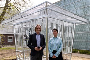 Installation „Kiosk – Fragmente einer Zeit“ vor der Kunsthalle Rostock - Künstlerin Andrea Pichl mit Kunsthallenleiter Jörg-Uwe Neumann