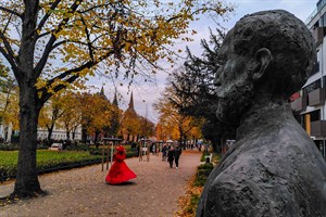 Das Paul-Pogge-Denkmal am neuen Standort im Rosengarten Das Paul-Pogge-Denkmal am neuen Standort im Rosengarten