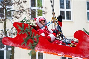 Nikolausaktion der Höhenretter der Rostocker Feuerwehr: Der Weihnachtsmann kam direkt im Schlitten angeflogen. (Foto: Unimedizin Rostock) Nikolausaktion der Höhenretter der Rostocker Feuerwehr: Der Weihnachtsmann kam direkt im Schlitten angeflogen. (Foto: Unimedizin Rostock)