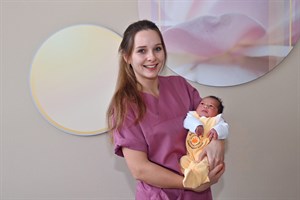 Neujahrsbaby Ai Vy Luong erblickte um 0:35 Uhr das Licht der Welt. Sie wog 3.260 Gramm und maß 50 Zentimeter. In ihrem Frühdienst betreute Schwester Anne Baum die kleine Rostockerin und ihre Mutter. (Foto: Joachim Kloock) Neujahrsbaby Ai Vy Luong erblickte um 0:35 Uhr das Licht der Welt. Sie wog 3.260 Gramm und maß 50 Zentimeter. In ihrem Frühdienst betreute Schwester Anne Baum die kleine Rostockerin und ihre Mutter. (Foto: Joachim Kloock)