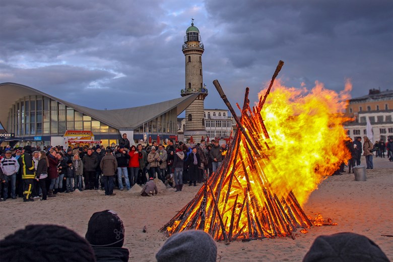 Osterfeuer, Ostermarkt und Start der Leuchtturmsaison 2024 in Warnemünde