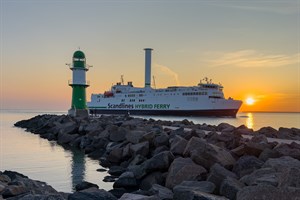 Scandlines-Fähre „Berlin“ läuft zum Sonnenaufgang in Warnemünde ein