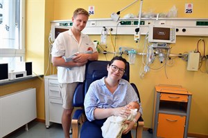 1001. Geburt 2025 am Klinikum Südstadt: Besuch auf der Frühchenstation bei Brüderchen Noah Malte, doch bald soll es nach Hause gehen – Nicole und Tom J. mit ihren Zwillingen. (Foto: Joachim Kloock) 1001. Geburt 2025 am Klinikum Südstadt: Besuch auf der Frühchenstation bei Brüderchen Noah Malte, doch bald soll es nach Hause gehen – Nicole und Tom J. mit ihren Zwillingen. (Foto: Joachim Kloock)