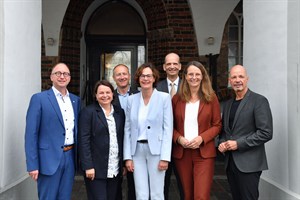 Haben das Konzept für das Eltern-Kind-Zentrum vorgestellt: Prof. Dr. Jan Roesner (v.l.), Ärztlicher Direktor des Klinikum Südstadt Rostock, Stefanie Drese, Gesundheitsministerin, Steffen Vollrath, Verwaltungsdirektor Klinikum Südstadt Rostock, Dr. Christiane Stehle, Ärztliche Vorständin und Vorstandsvorsitzende der Universitätsmedizin Rostock, Prof. Dr. Bernd Krause, Dekan und Wissenschaftlicher Vorstand der Universitätsmedizin Rostock, Bettina Martin, Wissenschaftsministerin und Dr. Chris von Wrycz Rekowski, Finanzsenator und 1. Stellvertreter der Oberbürgermeisterin der Hanse- und Universitätsstadt Rostock. (Foto: Joachim Kloock) Haben das Konzept für das Eltern-Kind-Zentrum vorgestellt: Prof. Dr. Jan Roesner (v.l.), Ärztlicher Direktor des Klinikum Südstadt Rostock, Stefanie Drese, Gesundheitsministerin, Steffen Vollrath, Verwaltungsdirektor Klinikum Südstadt Rostock, Dr. Christiane Stehle, Ärztliche Vorständin und Vorstandsvorsitzende der Universitätsmedizin Rostock, Prof. Dr. Bernd Krause, Dekan und Wissenschaftlicher Vorstand der Universitätsmedizin Rostock, Bettina Martin, Wissenschaftsministerin und Dr. Chris von Wrycz Rekowski, Finanzsenator und 1. Stellvertreter der Oberbürgermeisterin der Hanse- und Universitätsstadt Rostock. (Foto: Joachim Kloock)