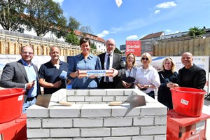 Grundsteinlegung, Rathauserweiterung Rostock: Senator Steffen Bockhahn (v.l.), Bereichsleiter Stefan Bölkow (KOE), OB Eva-Maria Kröger, Minister Christian Pegel, Senatorin Ute Fischer-Gäde, Anke Knitter (2. stellvertretende Präsidentin der Bürgerschaft), KOE-Betriebsleiterin Sigrid Hecht, Senator Chris von Wrycz Rekowski (Foto: Joachim Kloock) Grundsteinlegung, Rathauserweiterung Rostock: Senator Steffen Bockhahn (v.l.), Bereichsleiter Stefan Bölkow (KOE), OB Eva-Maria Kröger, Minister Christian Pegel, Senatorin Ute Fischer-Gäde, Anke Knitter (2. stellvertretende Präsidentin der Bürgerschaft), KOE-Betriebsleiterin Sigrid Hecht, Senator Chris von Wrycz Rekowski (Foto: Joachim Kloock)