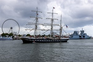 Der französische Dreimaster „Belem“ und die Fregatte „Nordrhein-Westfalen“ laden in Warnemünde zum Open Ship ein